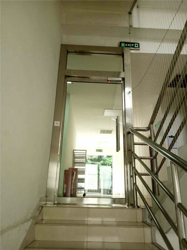 西南医院楼梯口门禁地弹门