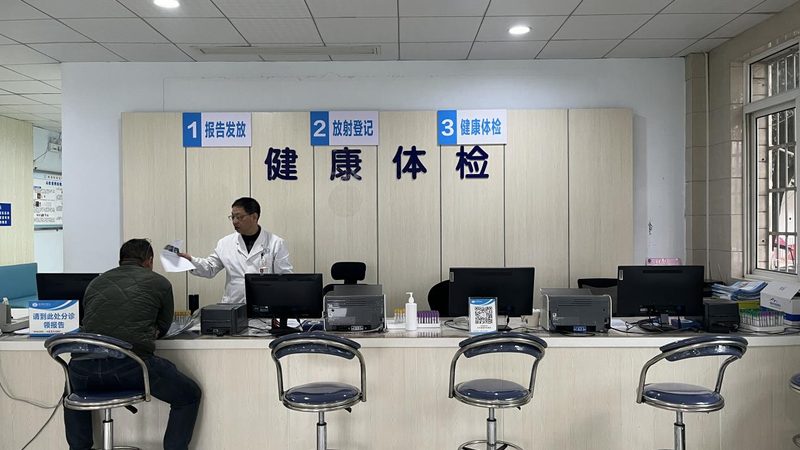 心电图显示心律不齐，可能由多种原因引起，包括：