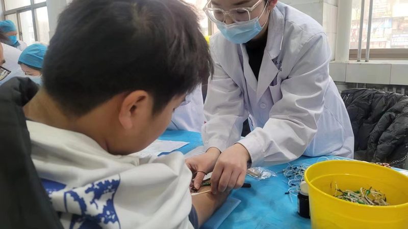 小标题：年龄限制，政策导向明确